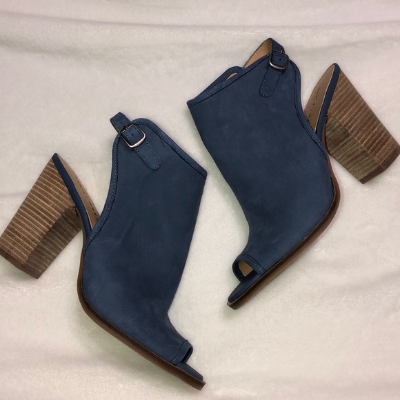 Lucky Brand Shoes - NWOT Lucky Brand Liza heel 💙
